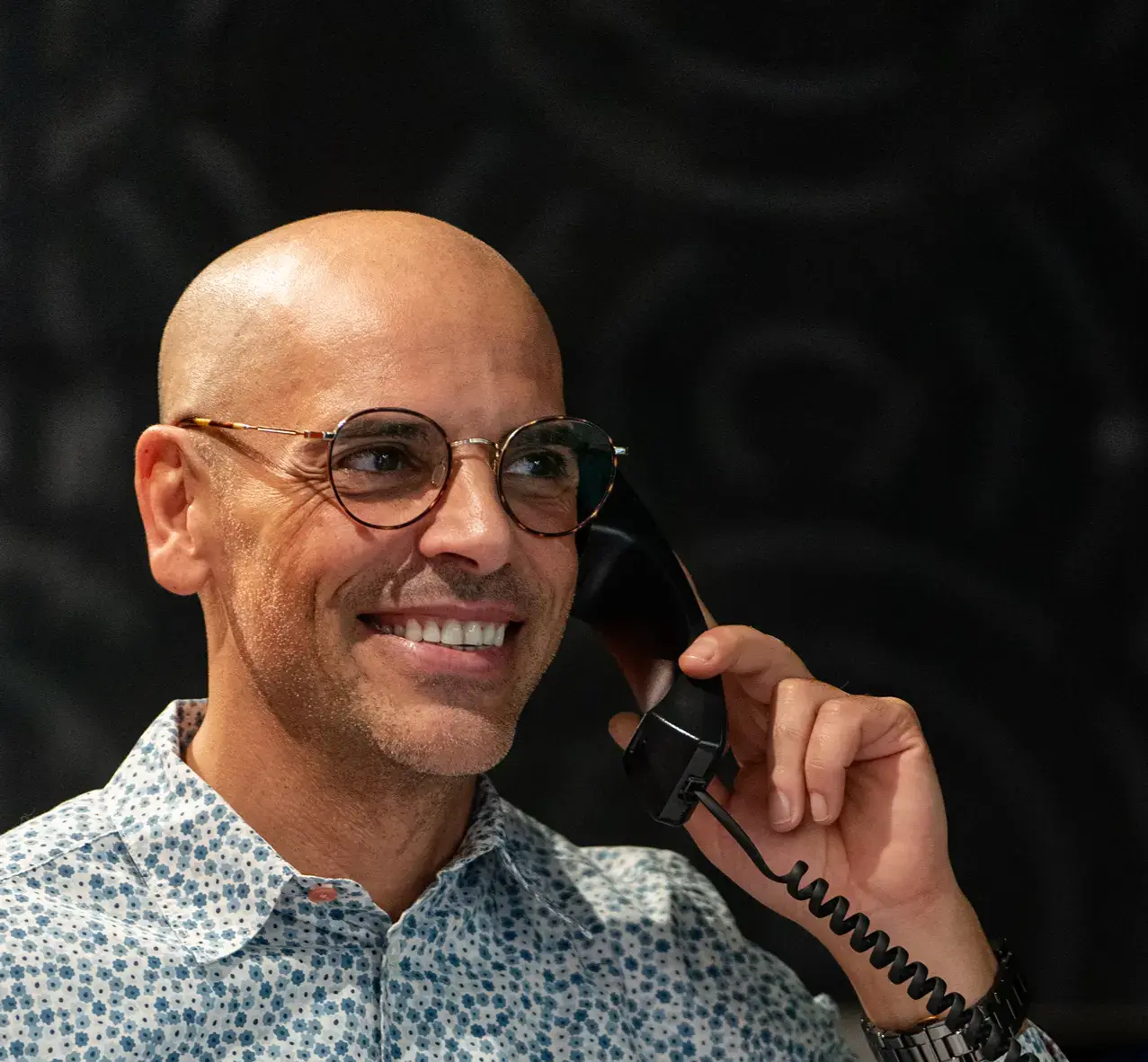 Rosario, conseiller Ipoteca, au téléphone avec un client