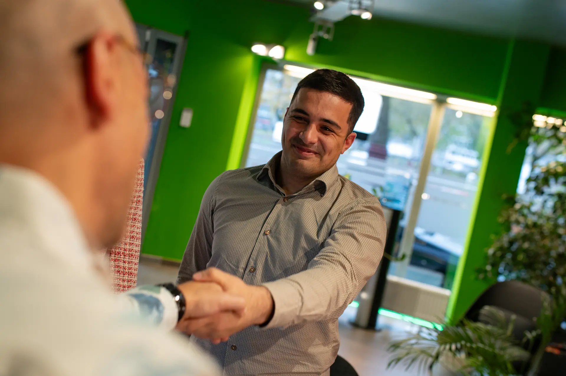 Poignée de main entre un client et son conseiller Ipoteca